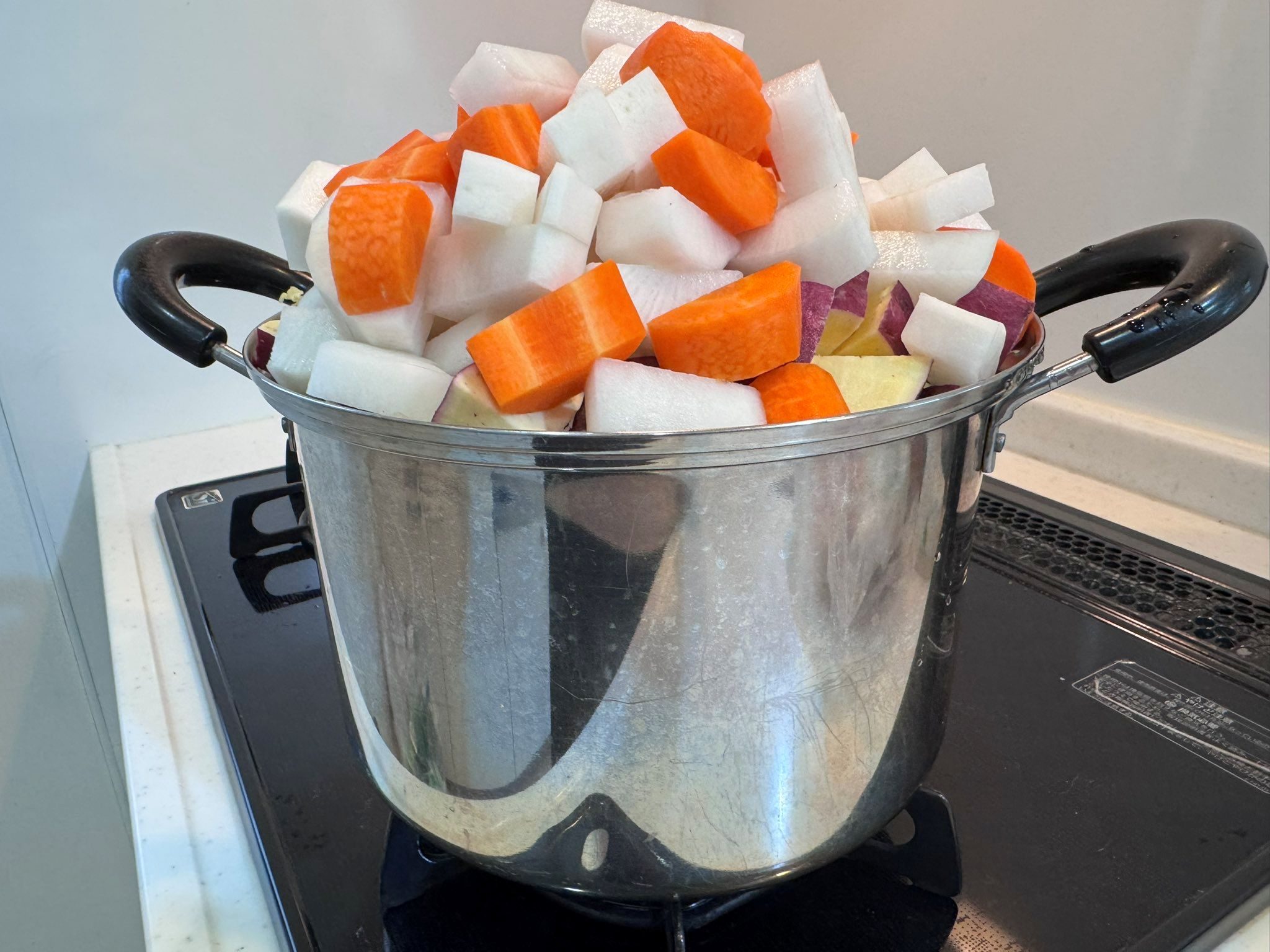 鍋に入り切らないほど大量な野菜たち。しかし3時間後、投稿された“完成品の写真”に「ギリなんとか…！」「無理だと思った」「吹き出した」