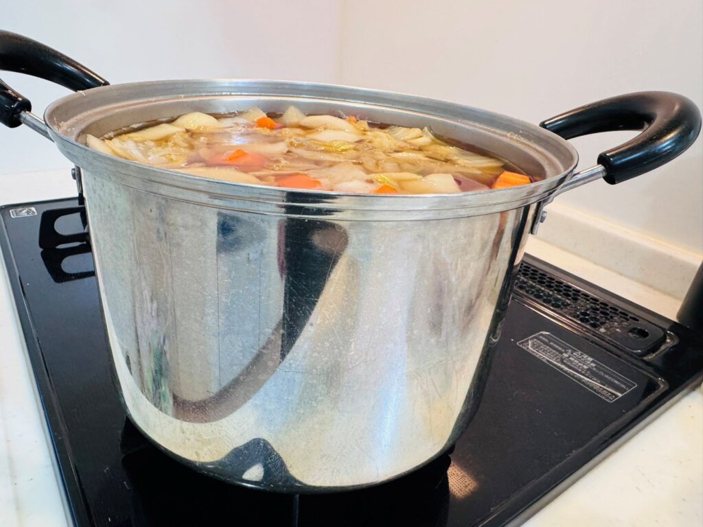 鍋に収まった野菜スープ（＠asako289さんより提供）