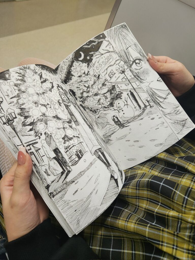 ページを大切に広げる彼女さん（＠hiyokokun_1018さんより提供）