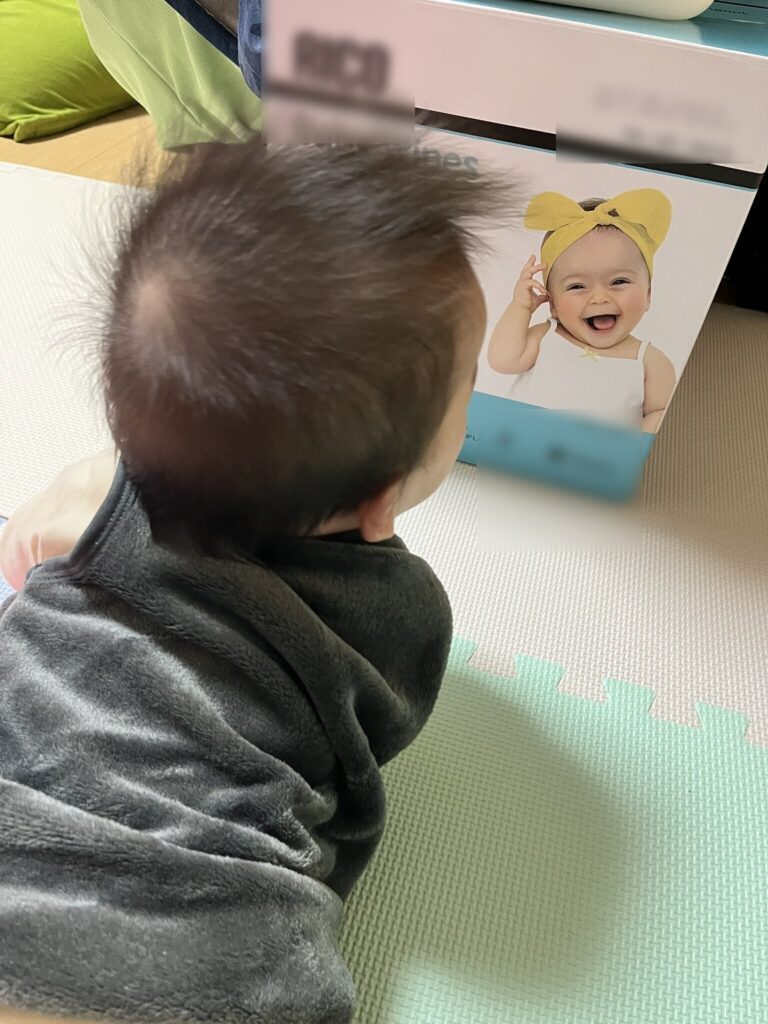 パッケージの赤ちゃんを見ている様子（＠mocodesuyo_さんより提供）