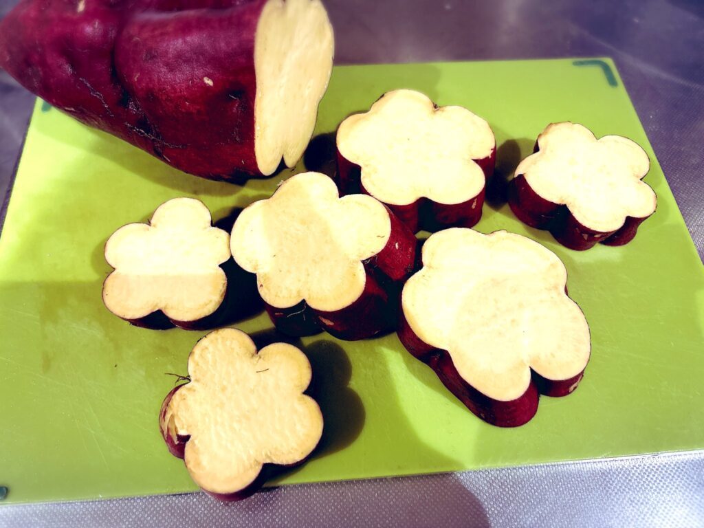 お花の形をしたサツマイモ（＠kiiroitori0175Hさんより提供）