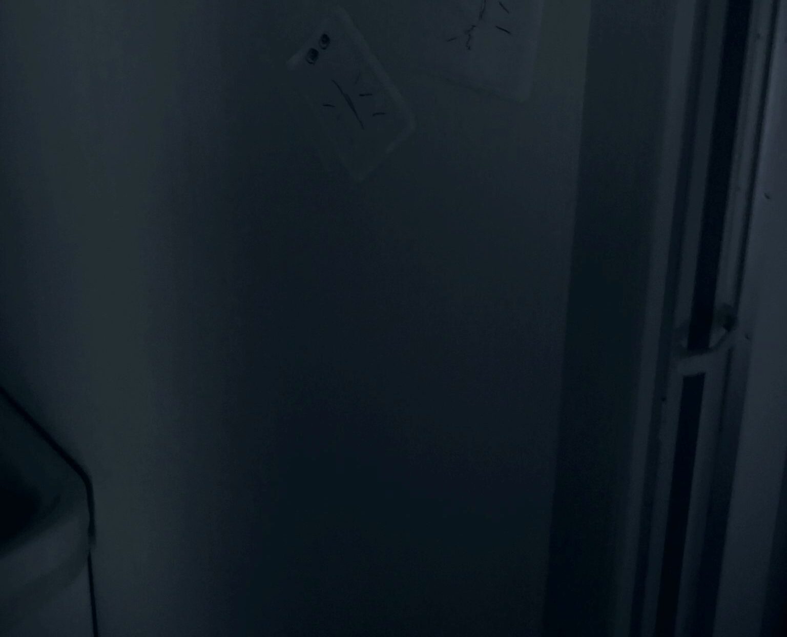 夜中、トイレに起きると…謎の視線を感じた男性。暗がりを見つめると→視線の“正体”に「ヒエッ」「怖い怖い」