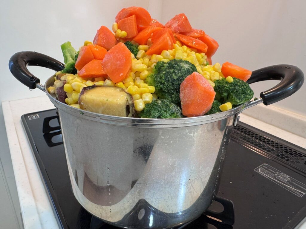 【実際の写真】鍋から溢れそうな野菜だが…3時間後の完成品