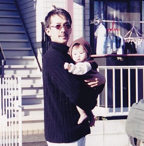 父に抱っこされる娘　→24年以上たった現在の様子に「素敵」「まだ娘5歳だけど想像して泣いた」