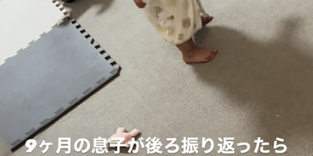 料理中、後ろを振り返ったママ　すると生後9ヶ月息子がしていた”まさかの行動”に「絶対隠れて自主練してた」「気づいたらランドセル背負ってますよ」