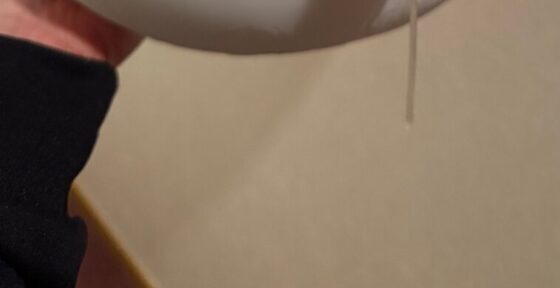 接着剤を使って放置していた女性。→しかし、夜が明けて確認すると…”まさかの光景”に「爆笑」「ご自愛ください」「可愛いww」