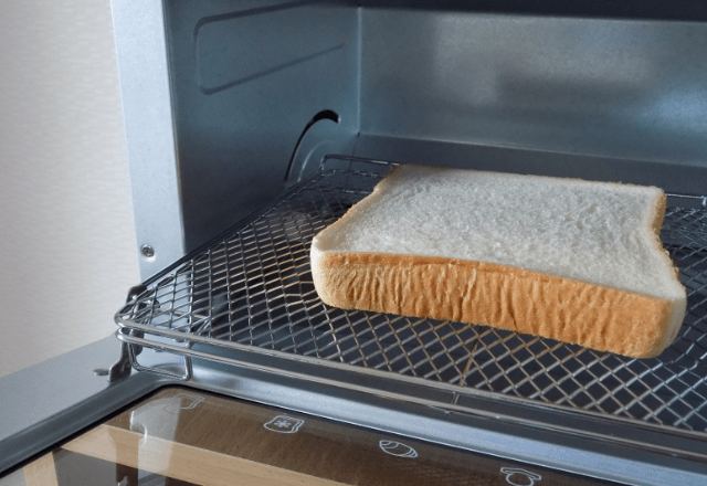 イメージ画像：トースターで食パンを焼く様子
