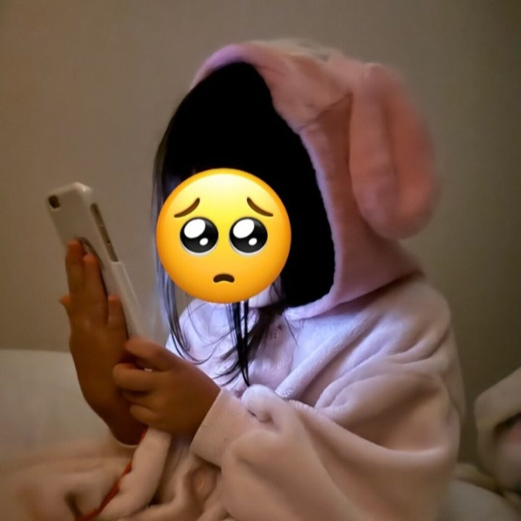 おじいちゃんからの返信を寝る前にチェック（@mtkasrさんより提供）