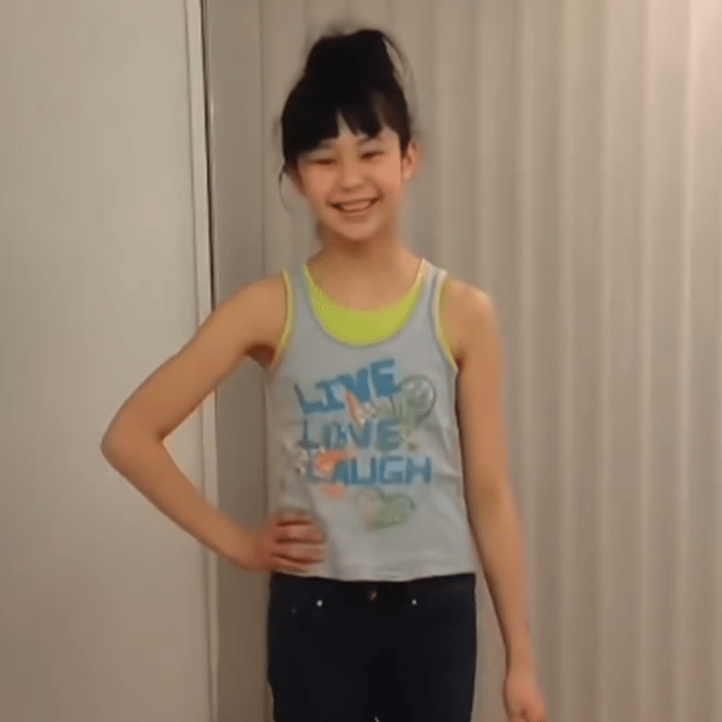 笑顔でポーズを決める12歳の女の子。→12年後、現在のまさかまさかの姿に「リスペクトしかないです」「感動」「凄い」