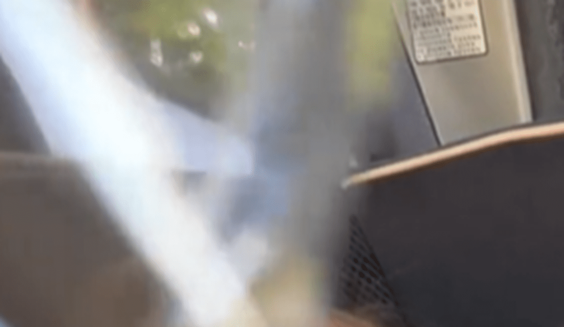 車の中でパンを食べていた女性「何か視線を感じる」→ふと、隣を見てみると…”まさかの光景”に「ワロタ」「目かっぴらきすぎwww」