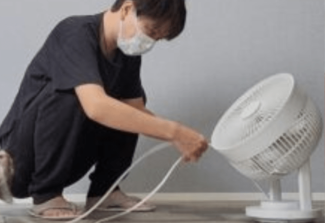 サーキュレーターの前で作業をする女性。しかしその“背後の光景”に「躍動感w」「うしろ、うしろ！！」「どうしたらこんな瞬間撮れるんだw」