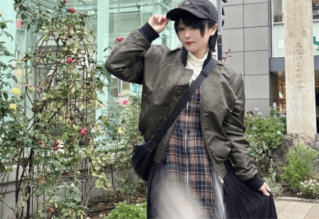 駅前を歩いていた女性。しかし次の瞬間、まさかの乱入者に遭遇して……「奇跡すぎてわろた」「こんなことある？ｗ」「タイミング神すぎるwww」