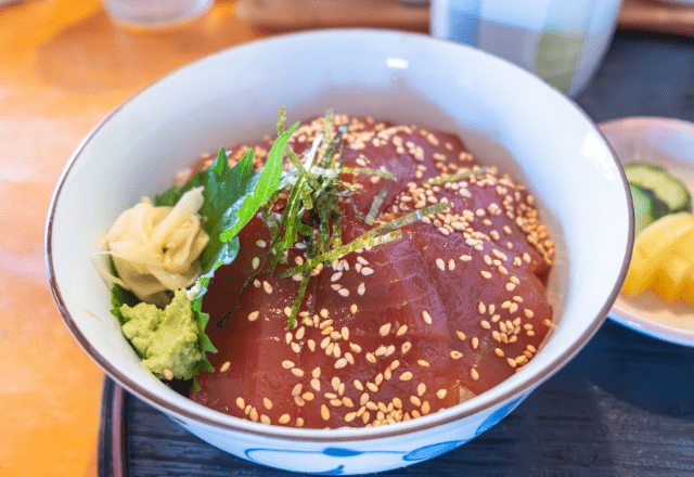 マグロ丼を食べて帰宅後、違和感を覚えた女性。キッチンに立った瞬間、目の前の光景に…「圧が強い」「目がコワッ」「お土産は？」