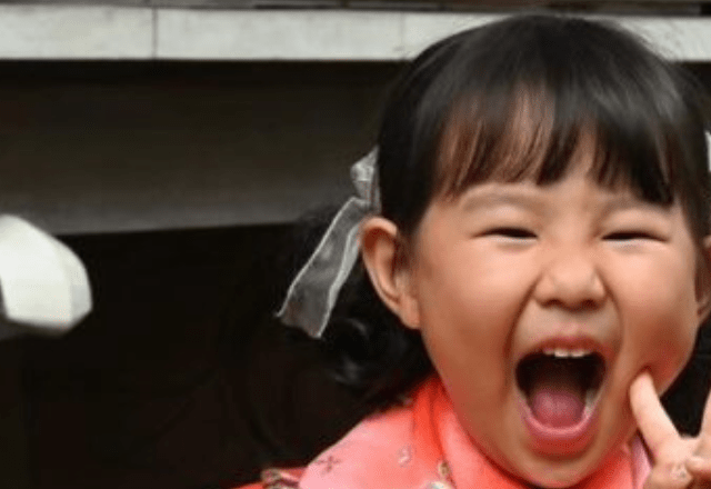 七五三2日前、髪飾りが壊れていることに気づいた母。100円ショップで調達した“まさかのモノ”に「天才すぎます！！」「綺麗で豪華」「ママの手作りで正解」