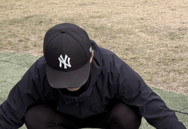 ドッグランに来た2匹のハスキー犬。しかし、まさかの光景に「こっ、これは。。。」「休憩所みたい」「可愛すぎますっ」