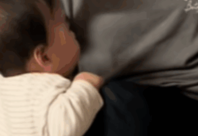 ばあばの家にお泊りした生後8ヶ月孫。「いないと思ったら」ママが様子を見に行くと、まさかの光景に「たまらん」「本能的に知ってるんだ」