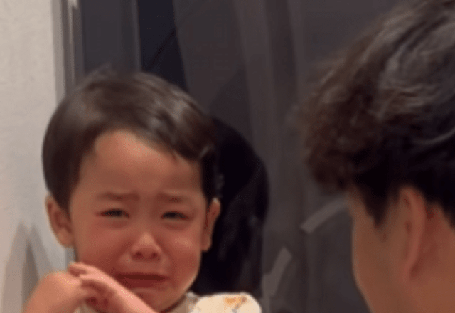 パパが帰宅した瞬間、大号泣する2歳息子。しかし直後、ママ惨敗な理由が明かされ…「ママは前座」「今だけよ」「幸せ者」