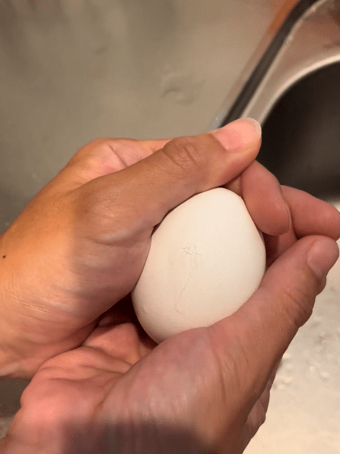 「やばい！こっち来て！！」卵片手に慌てる妻。駆けつけた夫が見た“まさかの光景”に…「ドキドキしちゃった」「びっくりした」