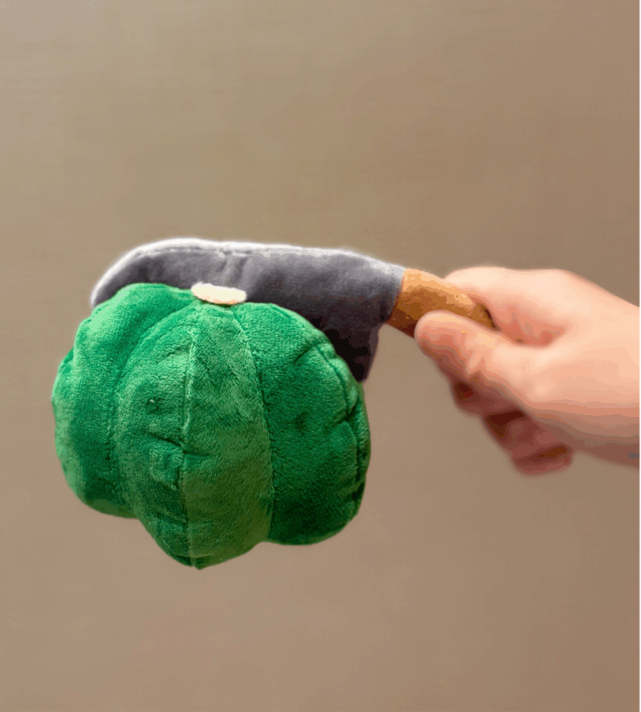 カボチャに刺さった包丁（@makosun3939さんより提供）