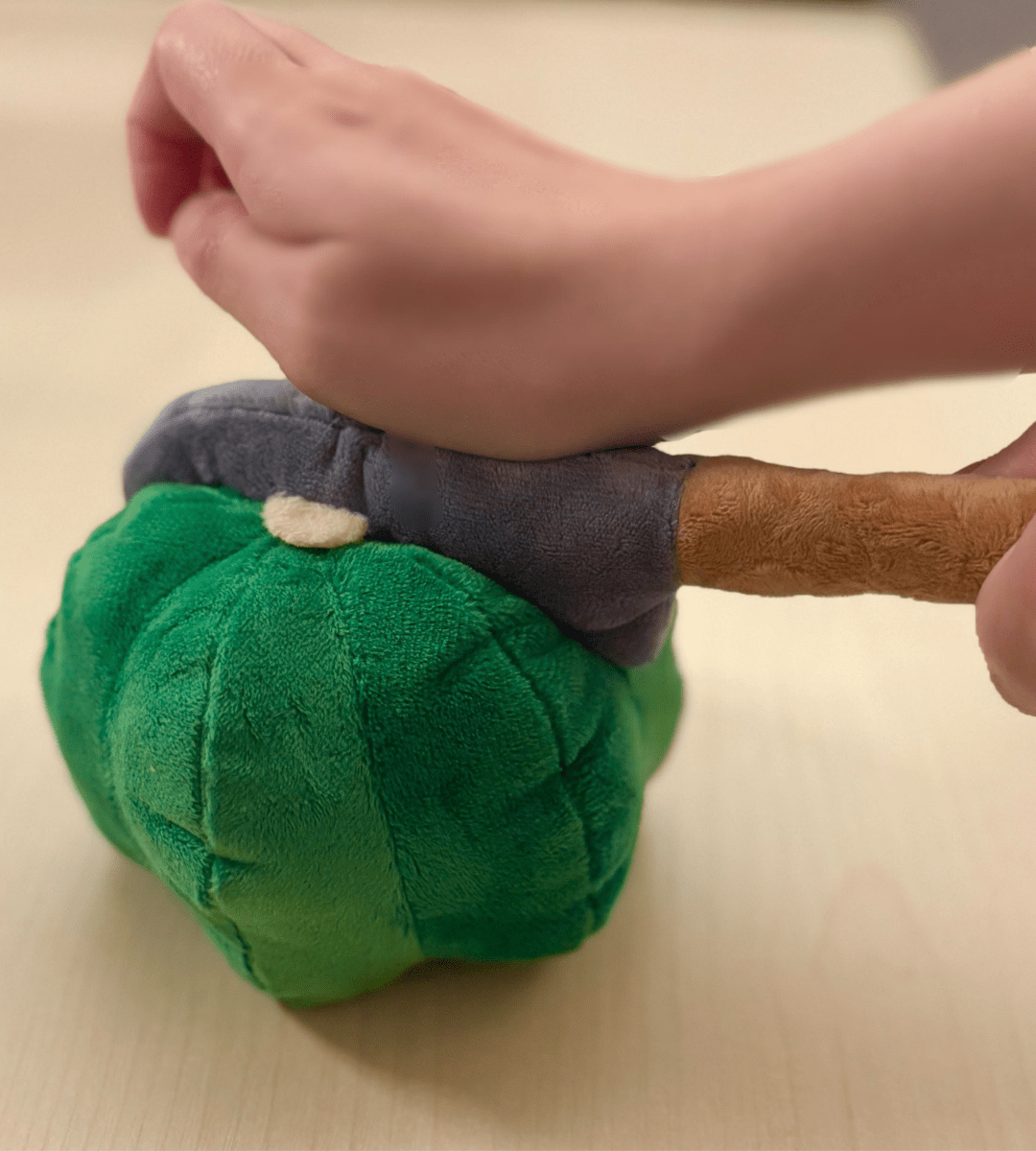 ぬいぐるみのカボチャ。包丁で切ってみると…まさかの結果に「なぜ作った！笑」「そこー！？」「わかる！！」