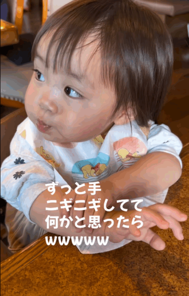 腕を握る娘さん、視線の先には…？（＠hihiponzuuさんより提供）