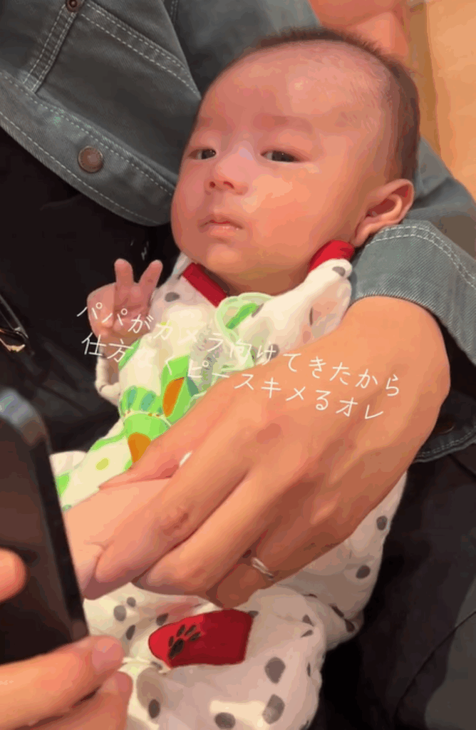 ポーズをとる息子さん（＠user92214348358146さんより提供）