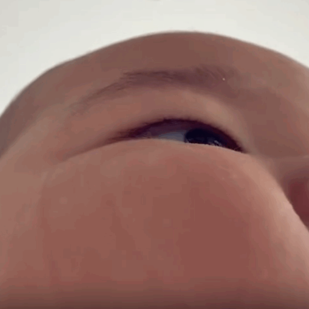 よく見ると、ほっぺに布団の跡が（＠matsuko_514さんより提供）