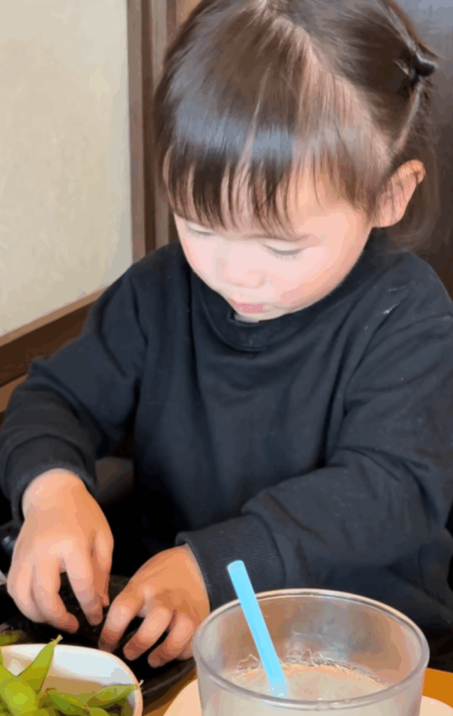 海苔で枝豆を包んで…（@rei__1117さんより提供）