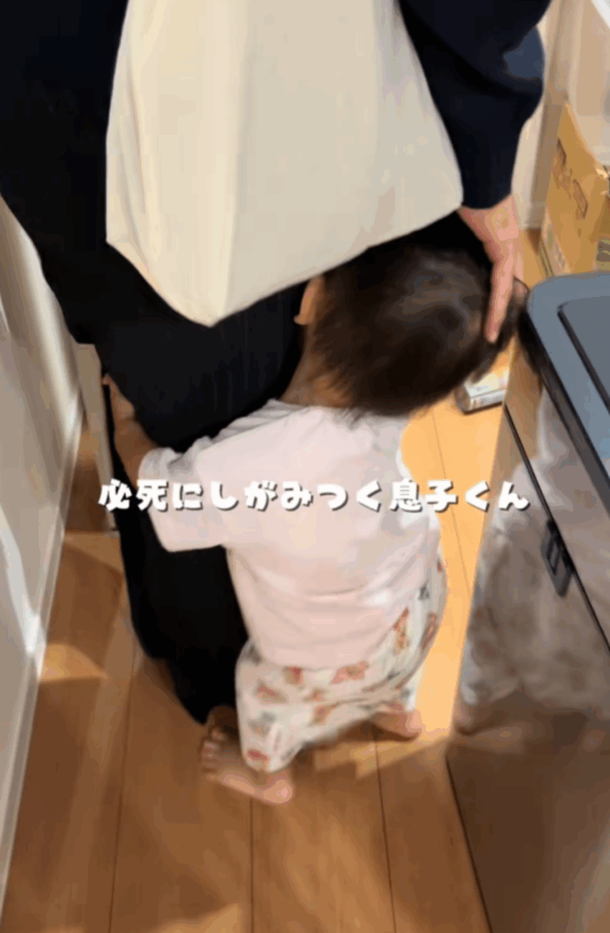 必死にしがみつく息子さん（@serabooo7さんより提供）