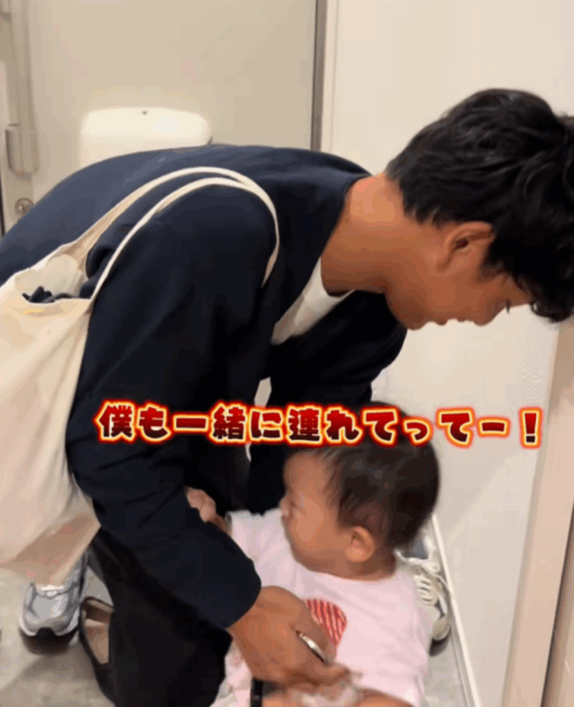 玄関前でもグズる息子さん（@serabooo7さんより提供）