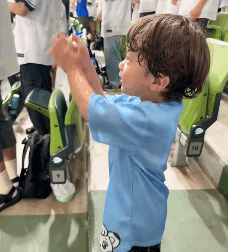 野球応援中の息子さん（＠kottomo0828さんより提供）