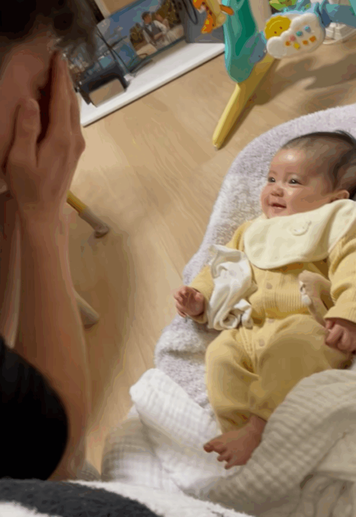 パパさんと「いないいないばあ」（＠hyu.mogmogさんより提供）