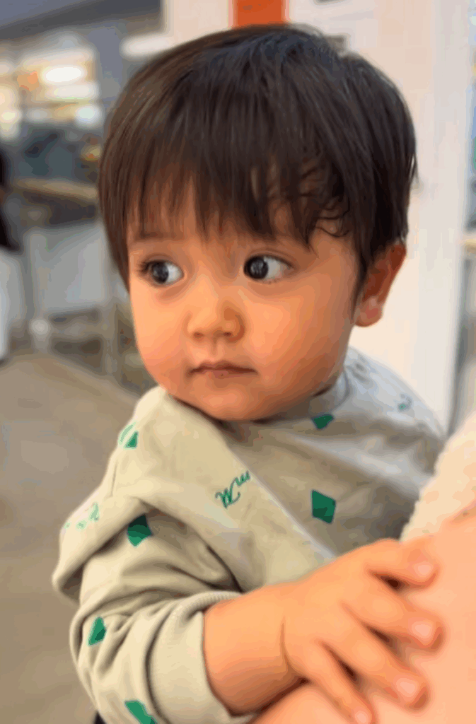 ショッピング中の息子さん（＠hyu.mogmogさんより提供）