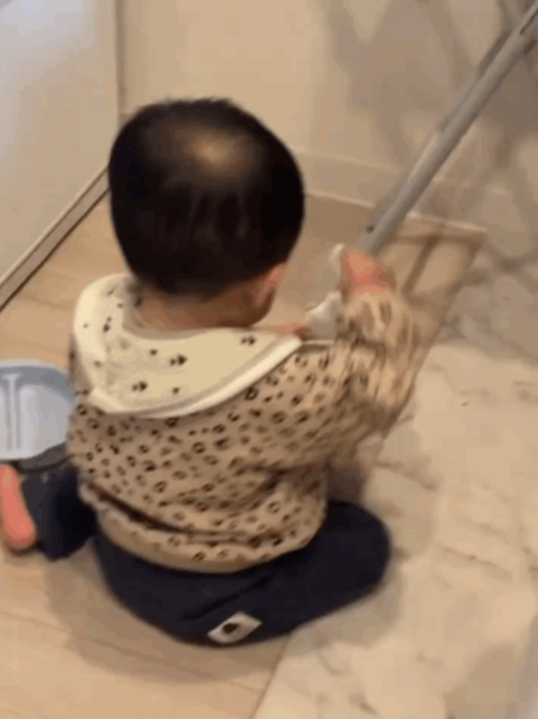 何やらブンブン振り回してる…（@kohaku._.1101さんより提供）