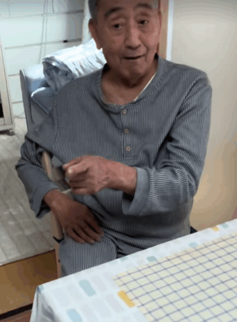 8人目のひ孫と初対面したひいおじいちゃんは…（@kiramama0421さんより提供）