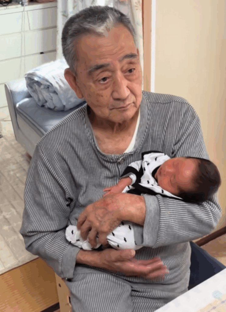 優しく抱くひいおじいちゃん（@kiramama0421さんより提供）
