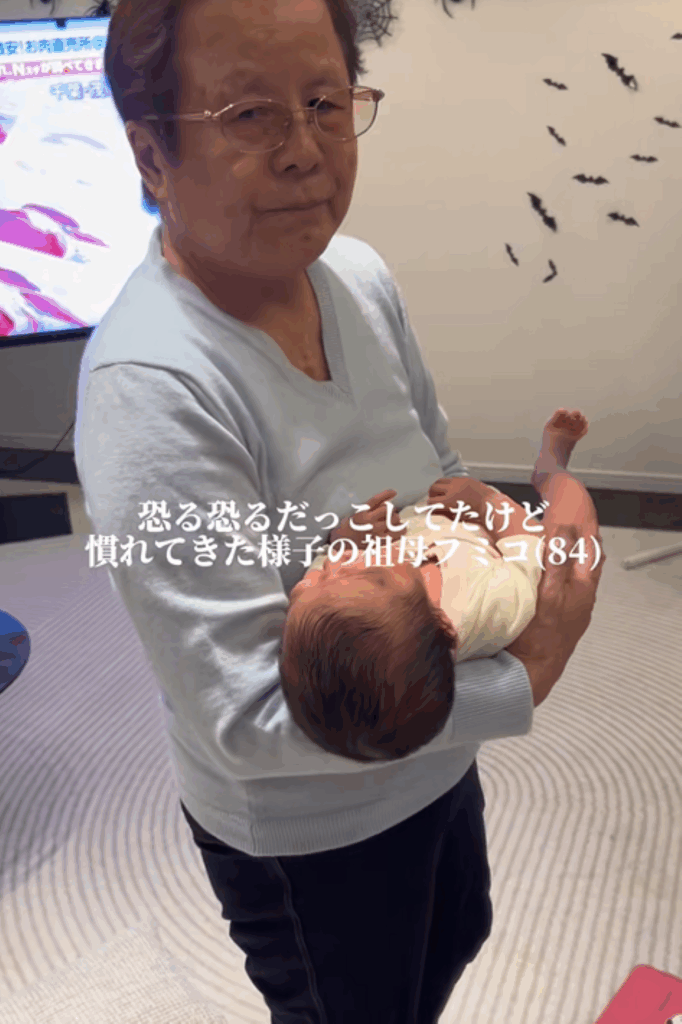 抱っこに慣れてきたひいおばあちゃん（＠yukika0126さんより提供）