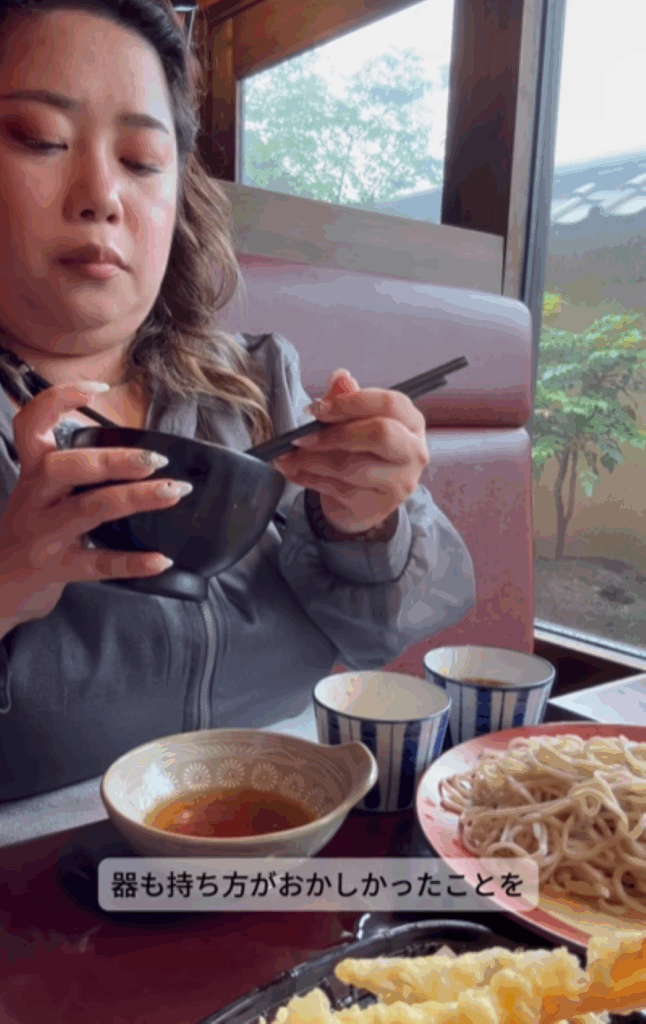 お箸の持ち方の矯正に成功（＠ayavideoblogさんより提供）