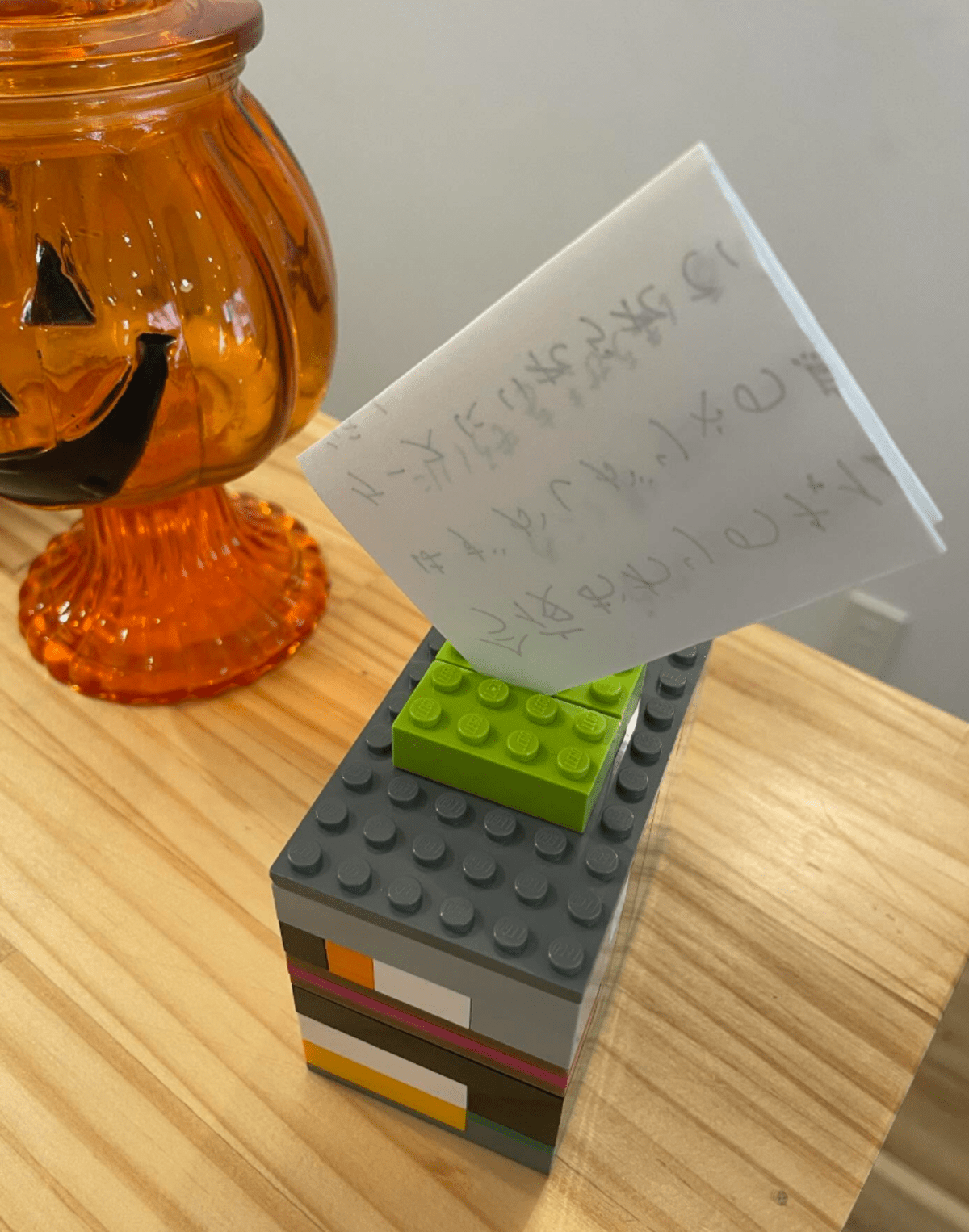 起床した母「あれ…？」10歳息子からの置き手紙を発見。しかし、その”まさかの内容”に…「難しい」「名推理」「粋な演出」