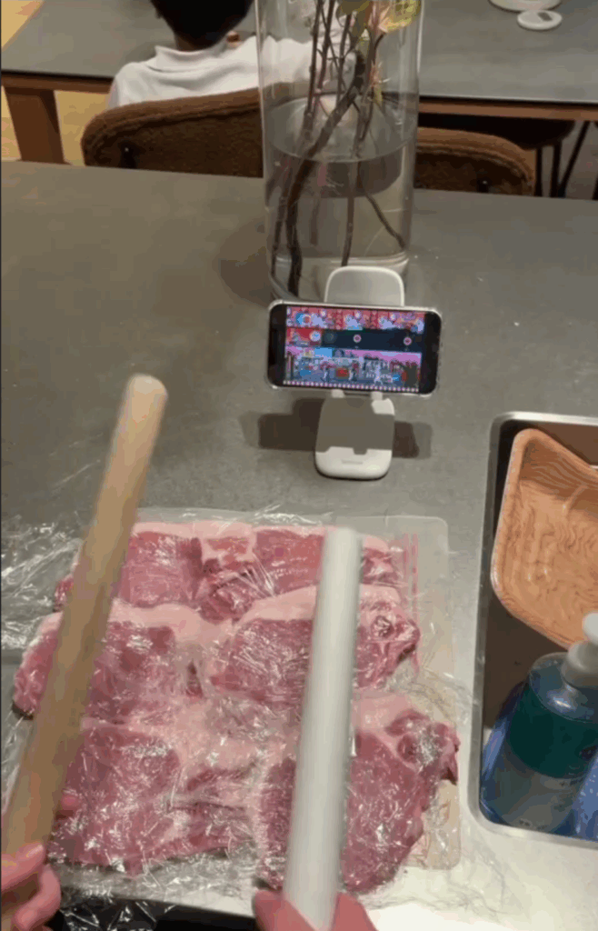 豚肉を叩く娘さんの視線の先は…（@toripii.komekotokomugiさんより提供）