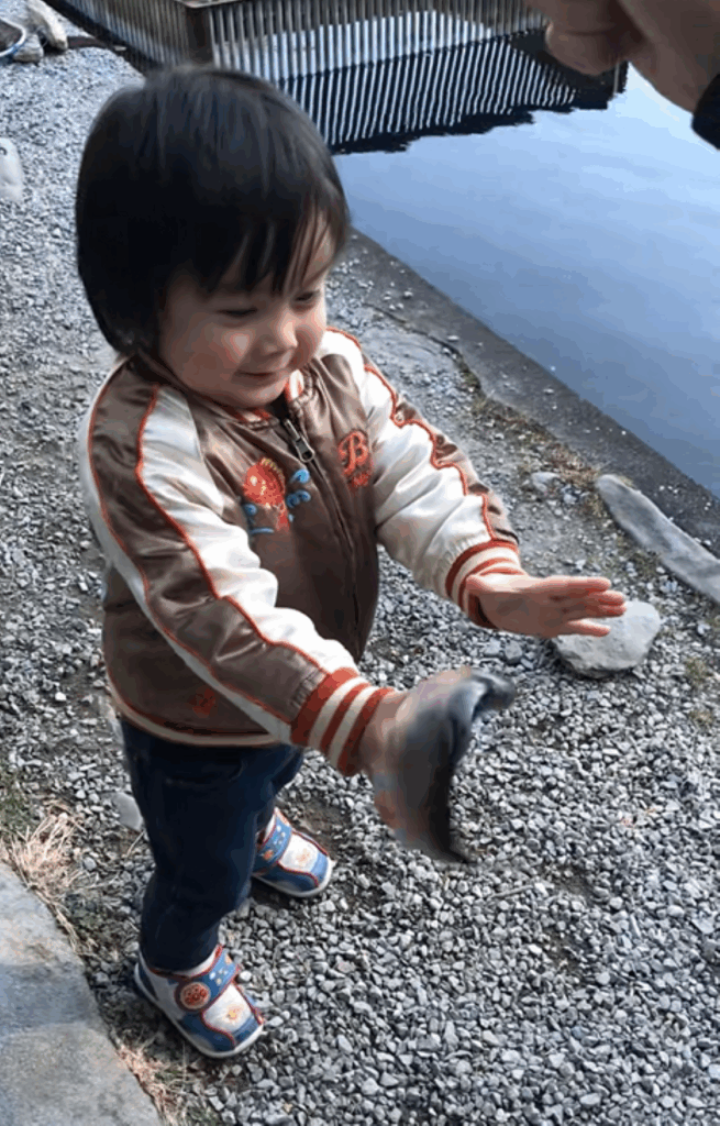 初めて釣り堀に来た息子さん（＠ann_oug_urrさんより提供）