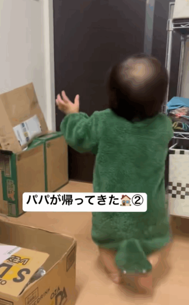 玄関に向かう娘さん（＠shoronpoooooo123さんより提供）