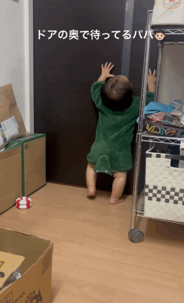 ドアの前でパパさんが待っているようで…？（＠shoronpoooooo123さんより提供）