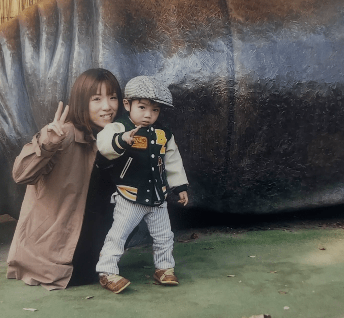 2007年、動物園で撮られた親子の写真。18年後、同じ場所で撮影された現在の姿に「ママだけ時止まってる」「素敵すぎる」「泣きそう」