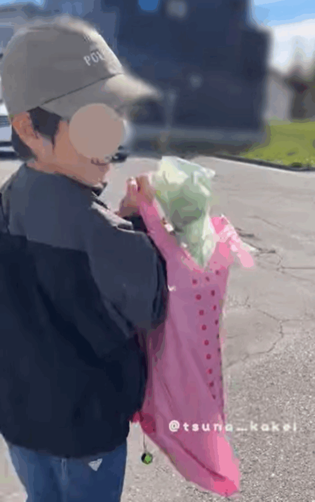 プレゼント購入後の息子さん（＠tsuna_kakeiさんより提供）