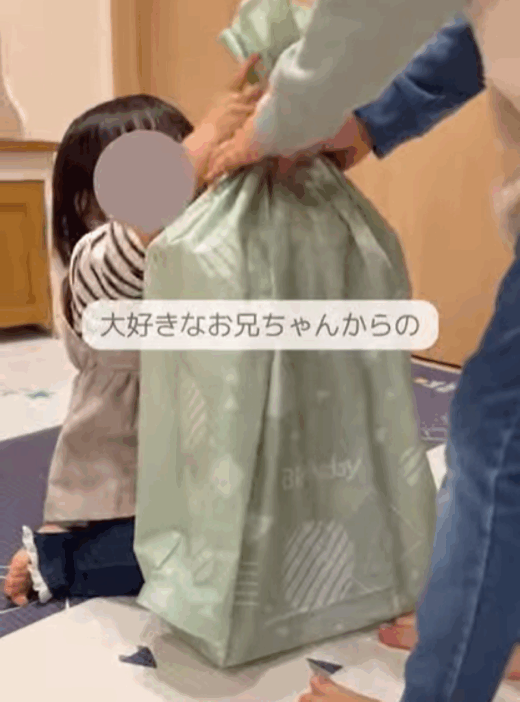 妹さんにプレゼントを渡す様子（＠tsuna_kakeiさんより提供）