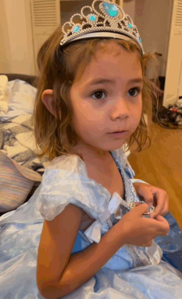 プリンセスになりきる娘さん②（＠misatospringmanさんより提供）