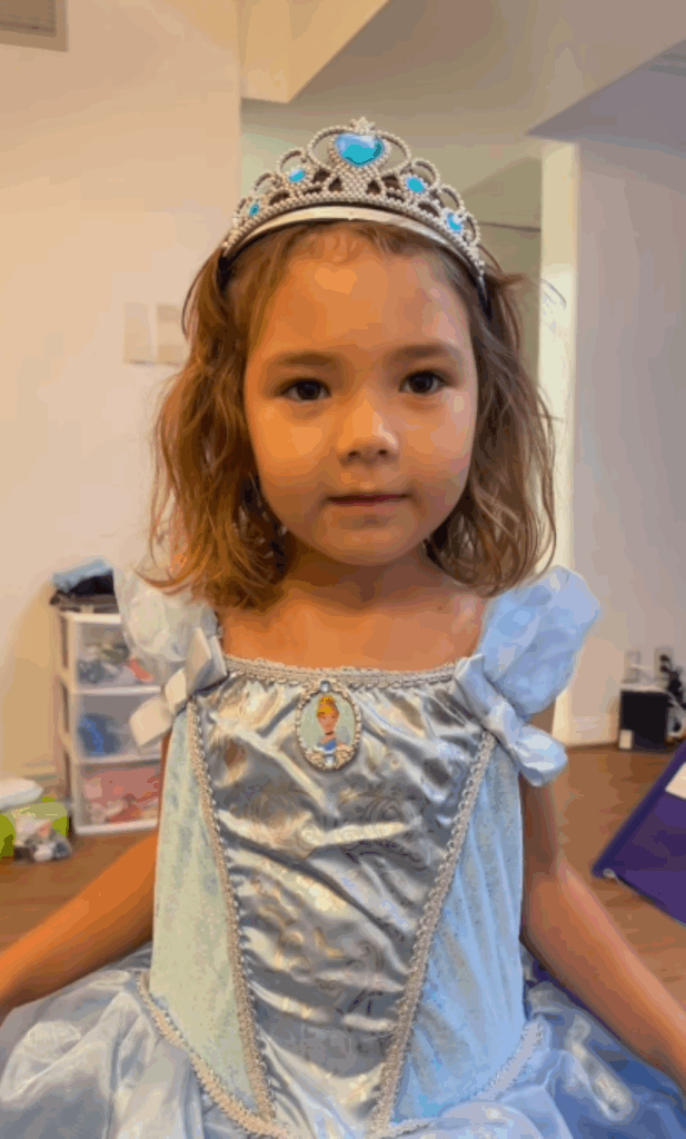 プリンセスになりきる娘さん①（＠misatospringmanさんより提供）