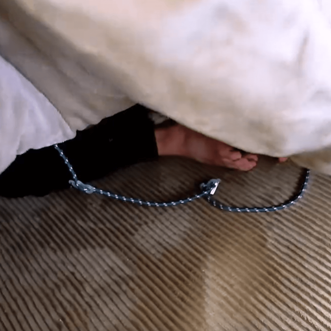 こたつで寝ている16歳の息子に違和感。布団をめくってみると→こたつ内のまさかの光景に「やべぇ」「爆睡してる」「お手手がまた可愛い」