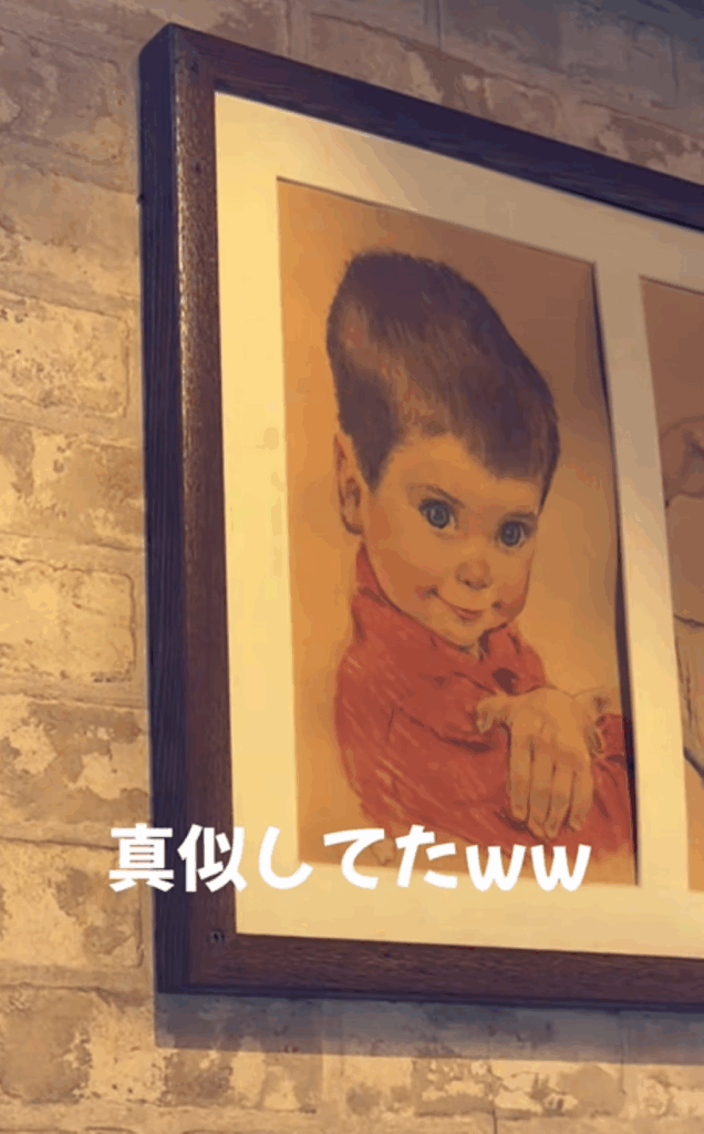 壁に飾られたイラスト（＠hihiponzuuさんより提供）